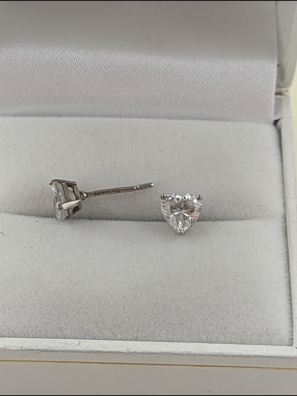 ✨ Sterling Heart-Cut Cz Stud Earrings ✨ - Picture 3 of 3